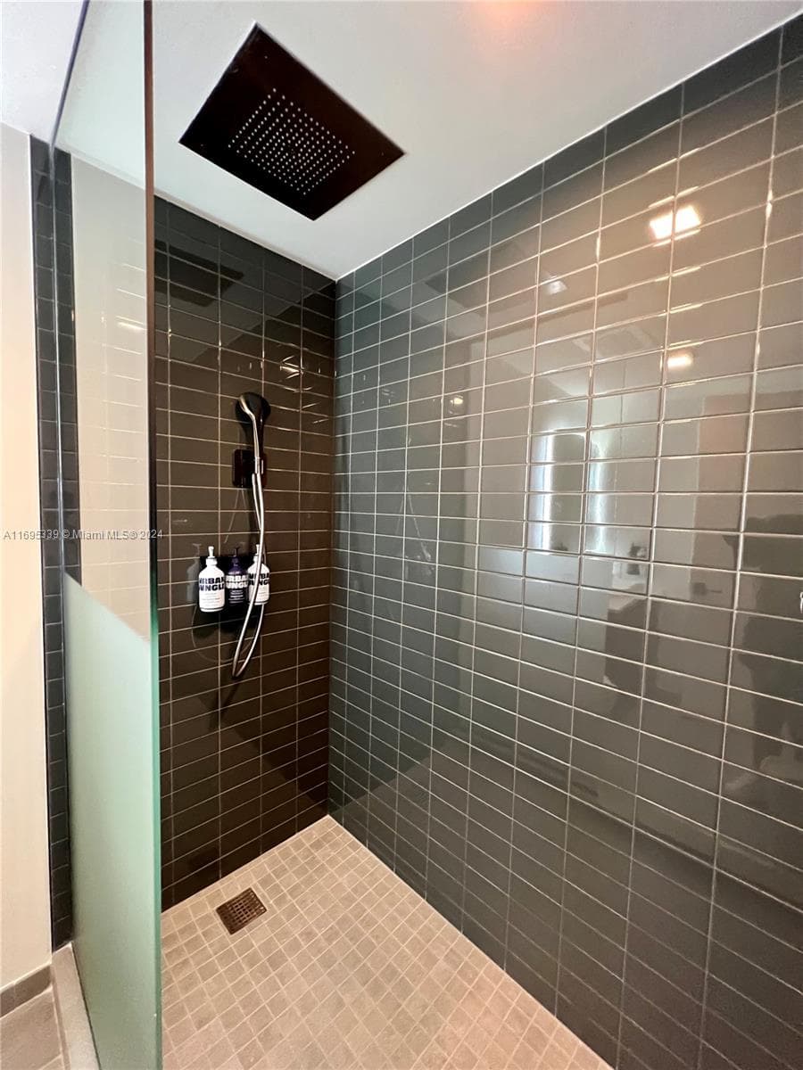 227 NE 2nd St # 2613, Miami, FL 33132 photo 13