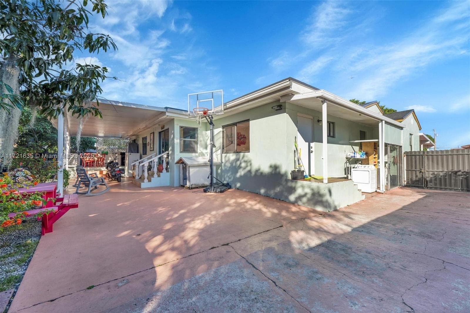 462 E 39th St, Hialeah, FL 33013 photo 2