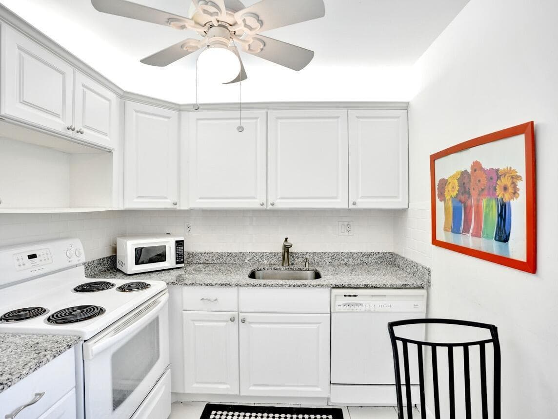 298 Burgundy G, Delray Beach, FL 33484 photo 13