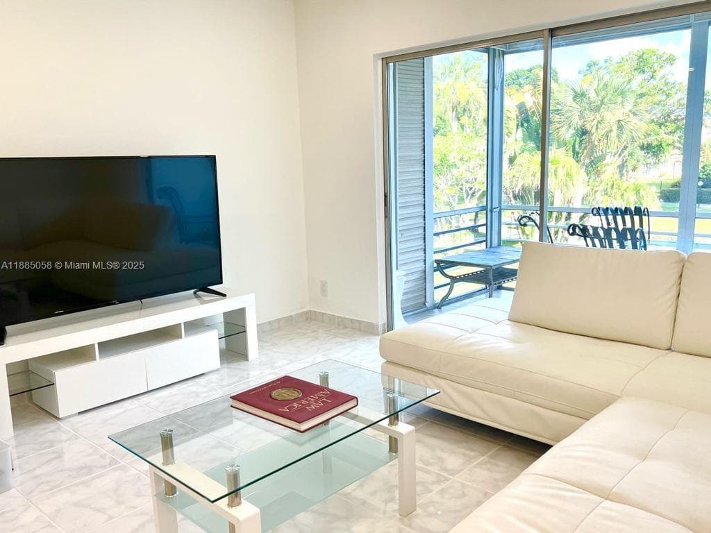 5051 W Oakland Park Blvd # 204, Lauderdale Lakes, FL 33313 photo 2