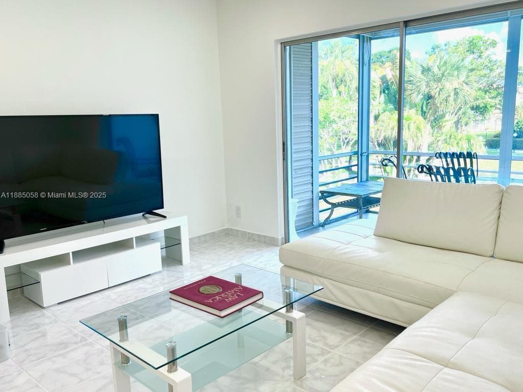 5051 W Oakland Park Blvd # 204, Lauderdale Lakes, FL 33313 photo 6