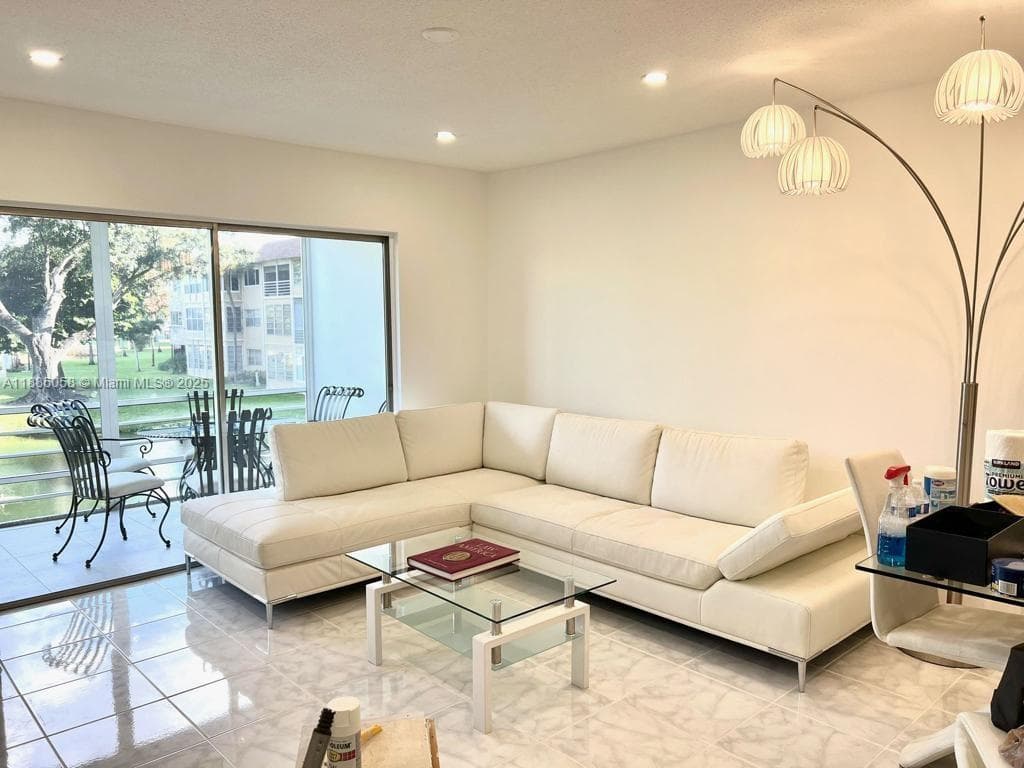5051 W Oakland Park Blvd # 204, Lauderdale Lakes, FL 33313