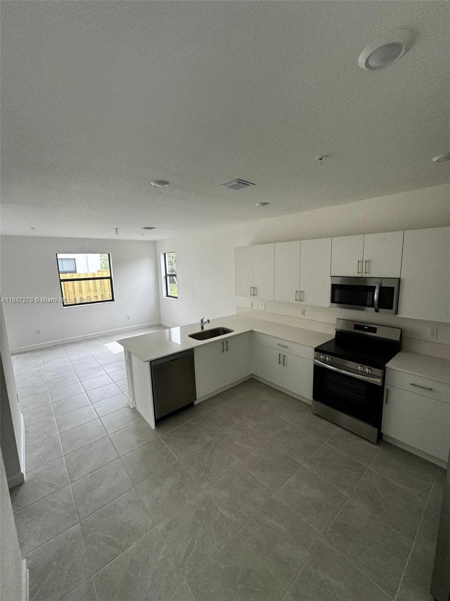285 SW 159th Ln, Pembroke Pines, FL 33027 photo 6