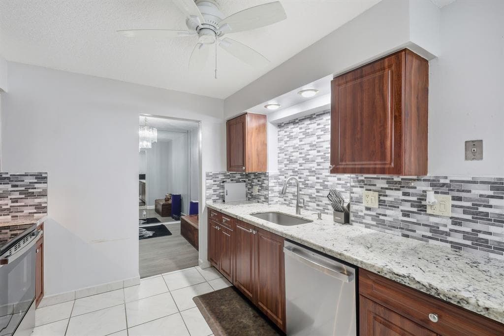 9407 NW 70th Place, Tamarac, FL 33321 photo 11
