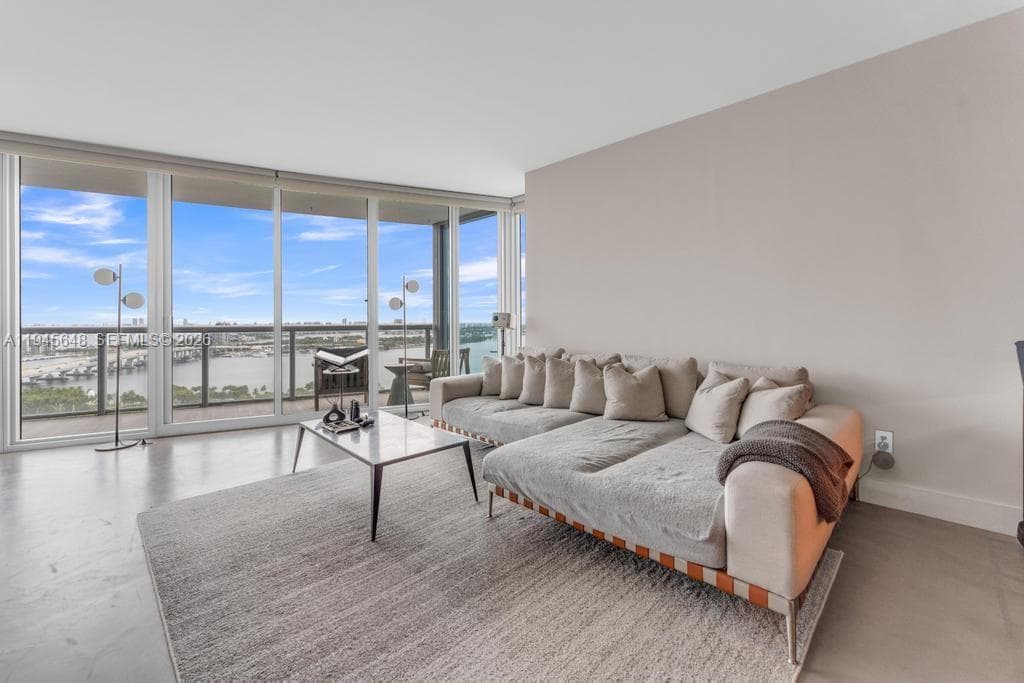 888 Biscayne Blvd # 2409, Miami, FL 33132 photo 3
