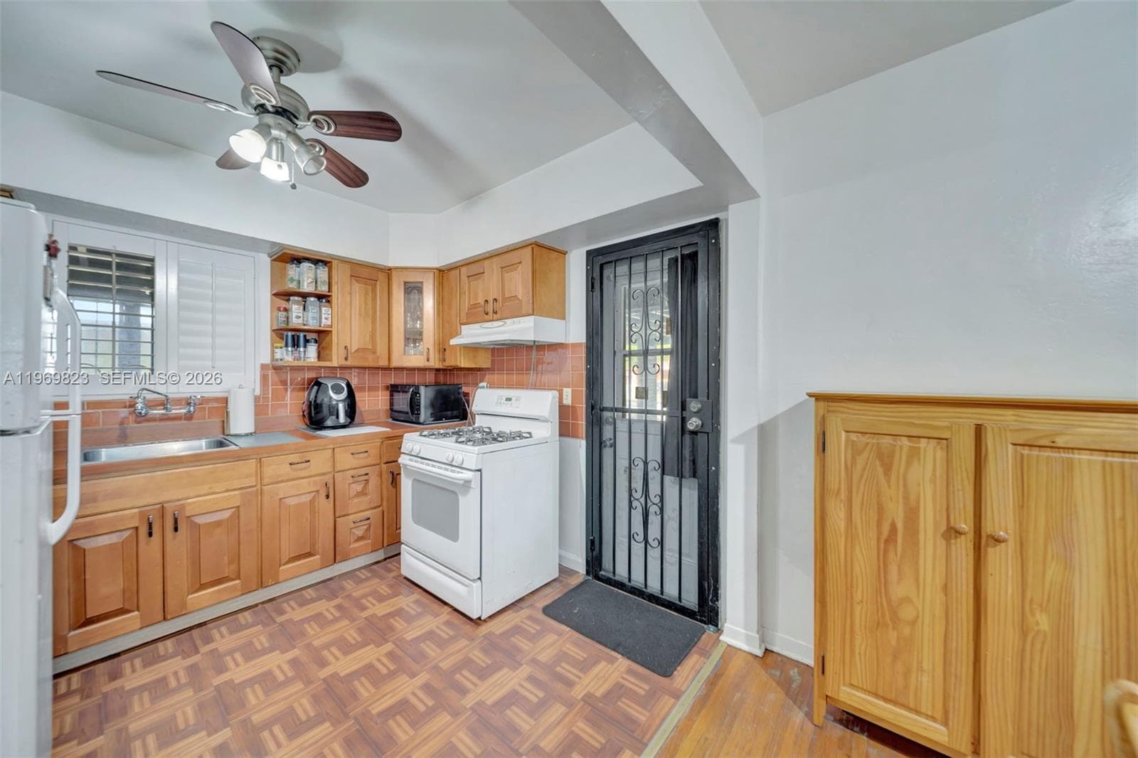 890 NE 138th St, North Miami, FL 33161 photo 10