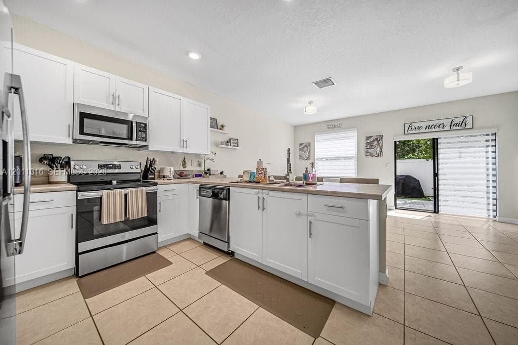 10657 W 32nd Ln, Hialeah, FL 33018 photo 11