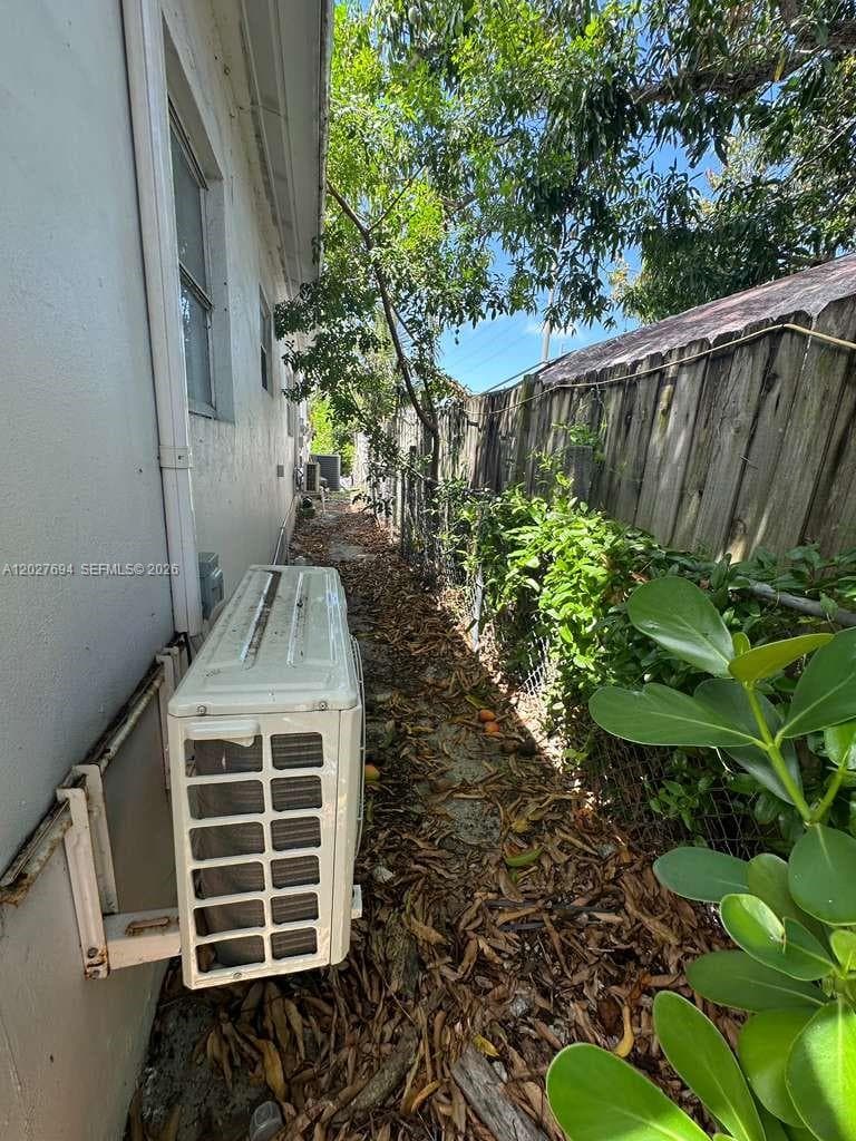 685 SW 7th Terr, Dania Beach, FL 33004 photo 2