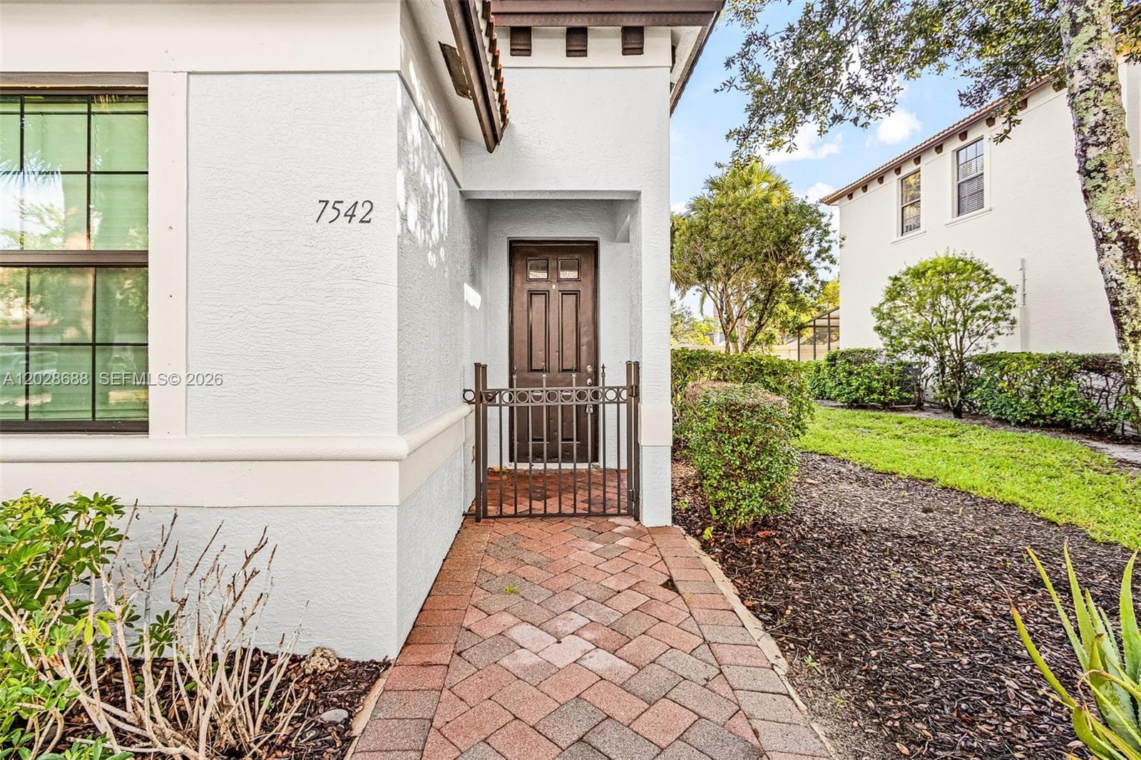 7542 Bristol Cir, Naples, FL 34120 photo 2