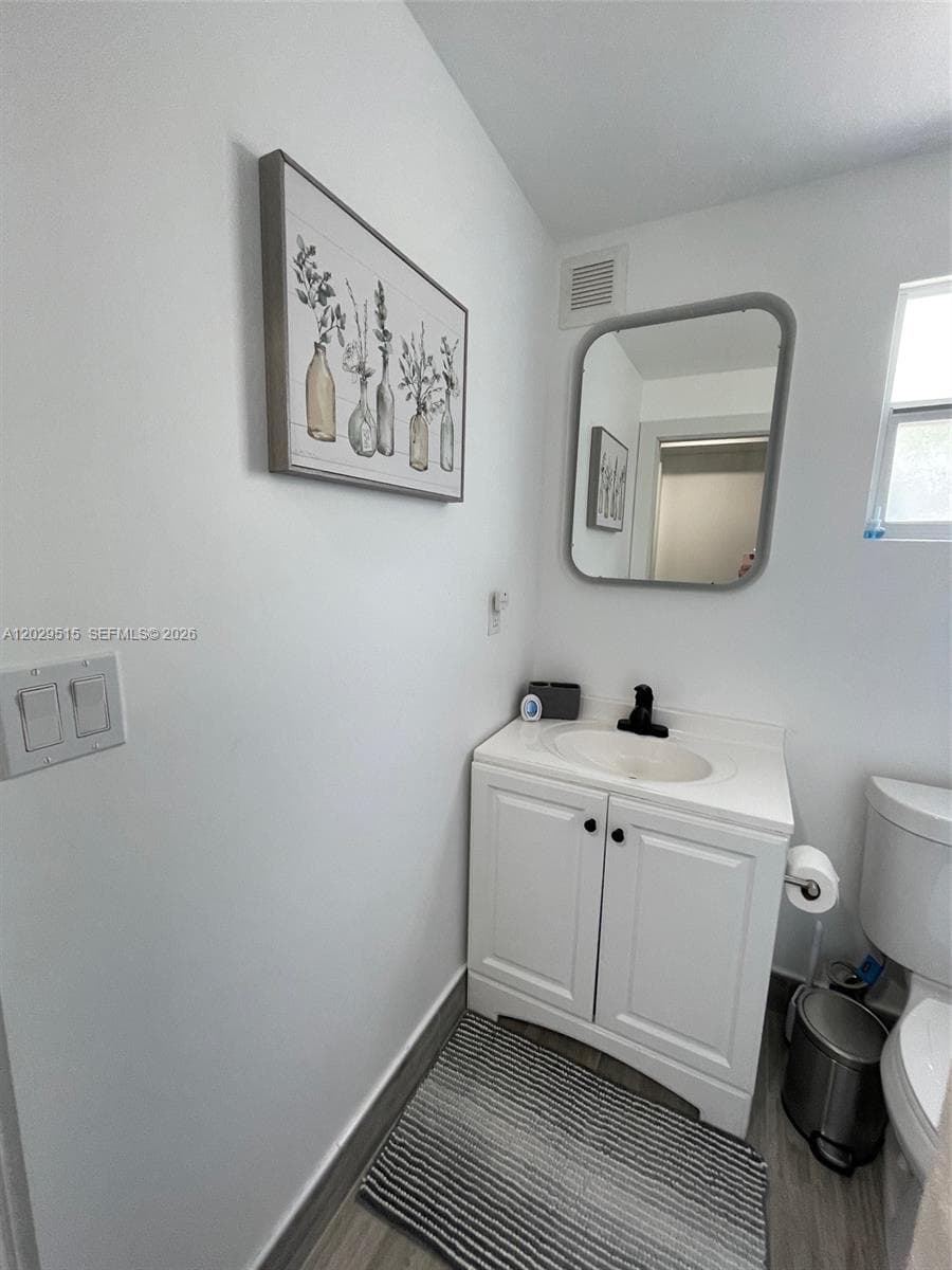 170 NE 60th St # EFFICENCY, Oakland Park, FL 33334 photo 11
