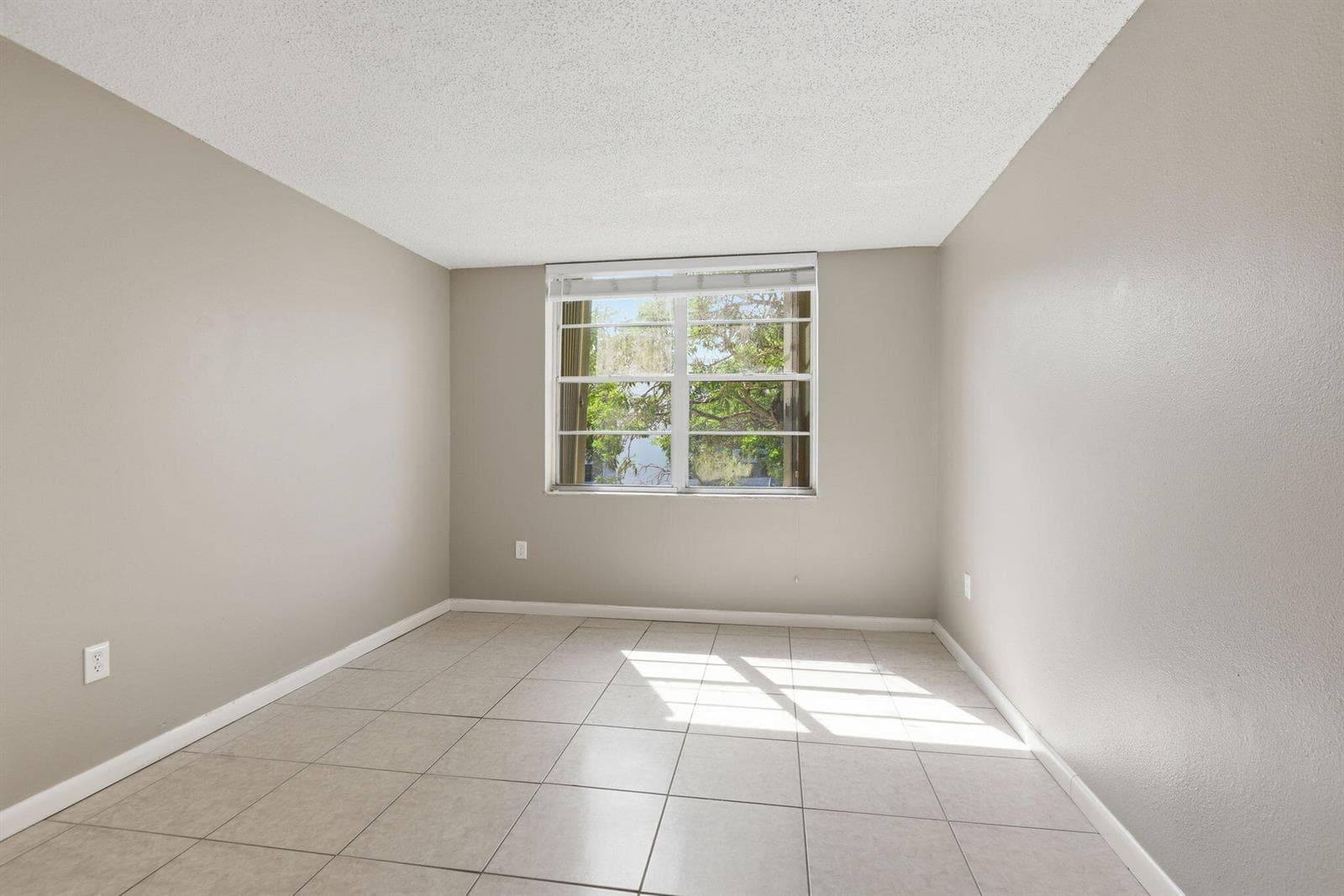 9360 Fontainebleau Boulevard # Apt 310, Miami, FL 33172 photo 7