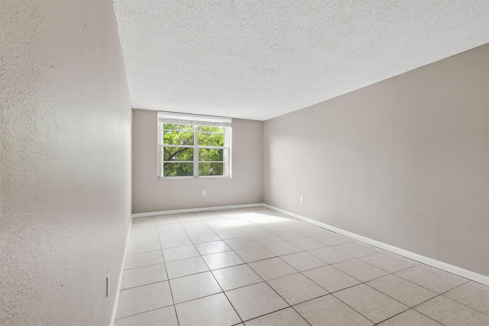 9360 Fontainebleau Boulevard # Apt 310, Miami, FL 33172 photo 9