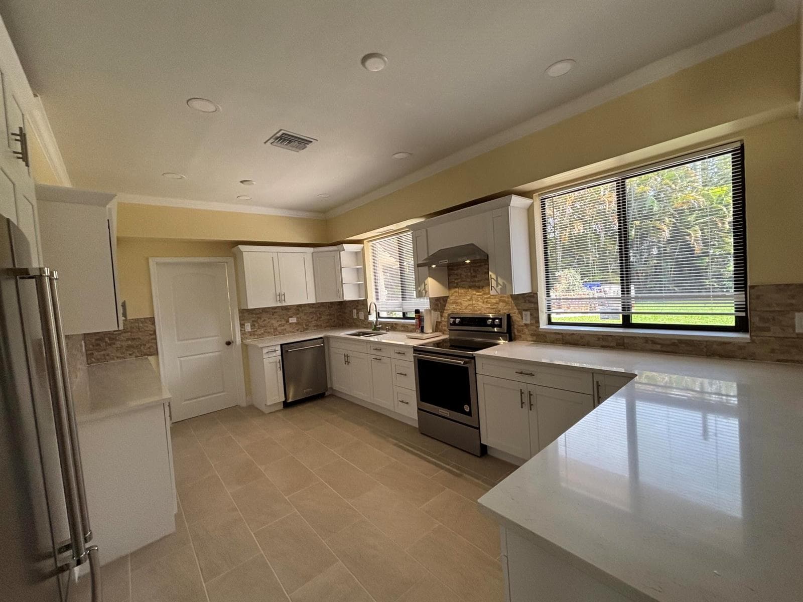 135 E Ilex Drive, Lake Park, FL 33403 photo 9