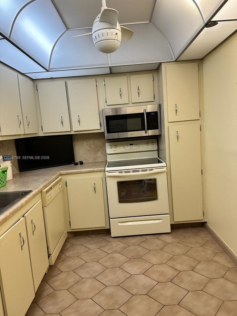 900 Saint Charles Pl # 708, Pembroke Pines, FL 33026 photo 2