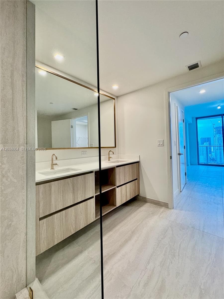 77 SE 5th St # 4002, Miami, FL 33131 photo 13