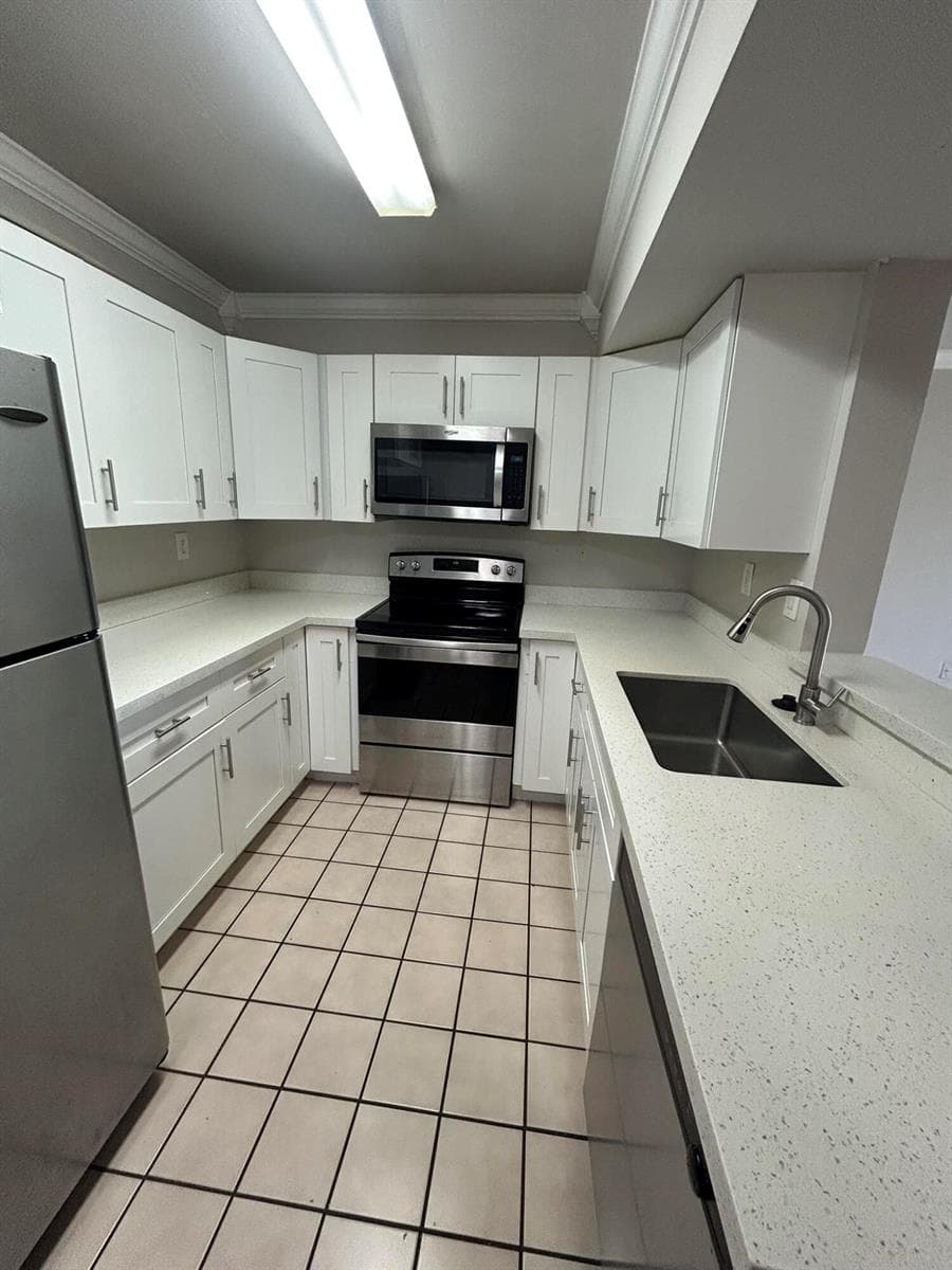 450 W Palm Cir Circle W # 103, Pembroke Pines, FL 33025 photo 2
