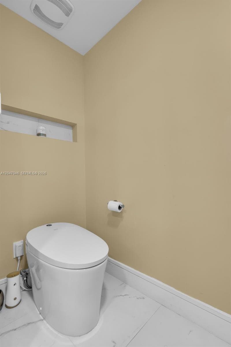 41 SE 5th St # 908, Miami, FL 33131 photo 11