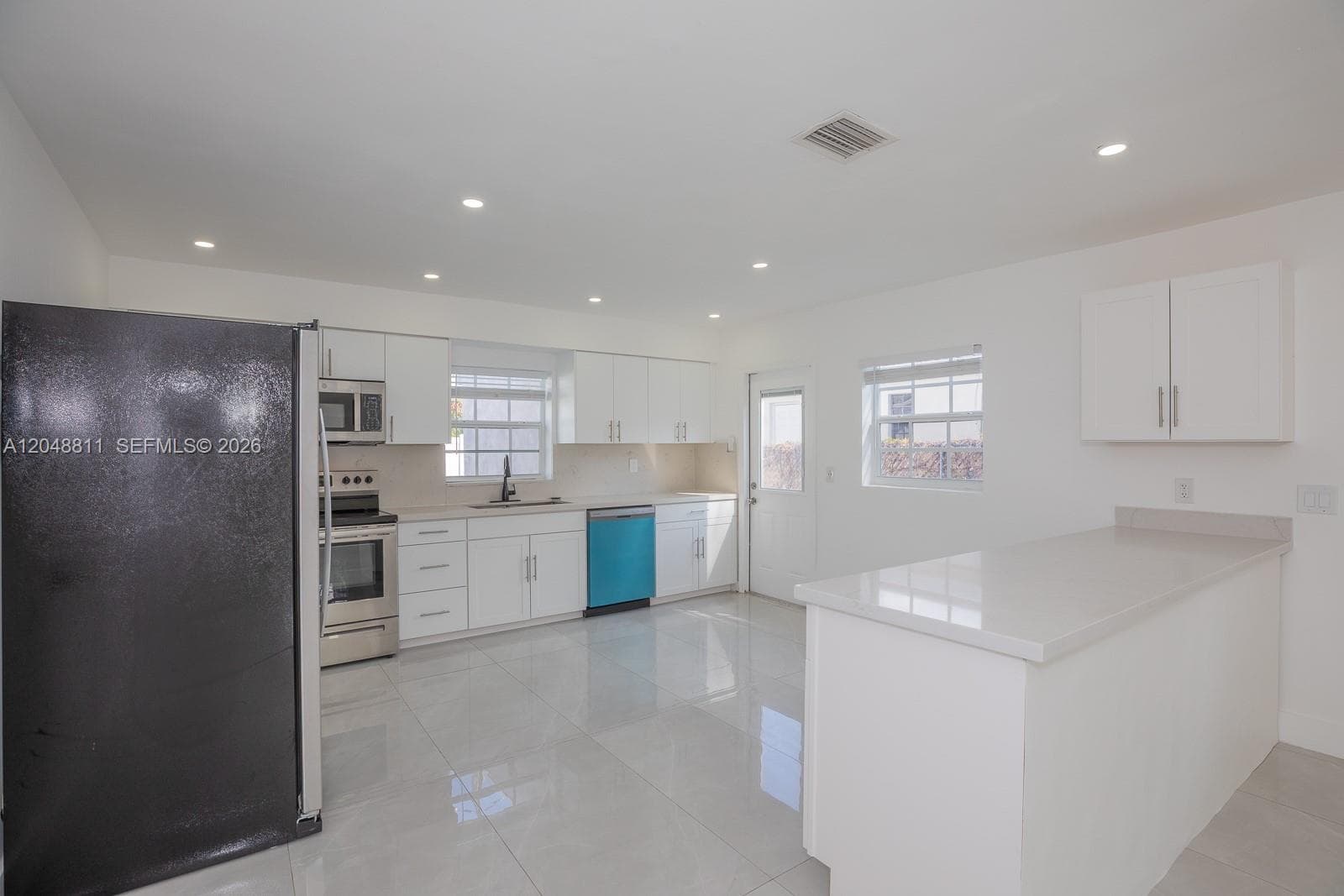 913 NE 2nd St, Hallandale Beach, FL 33009 photo 11