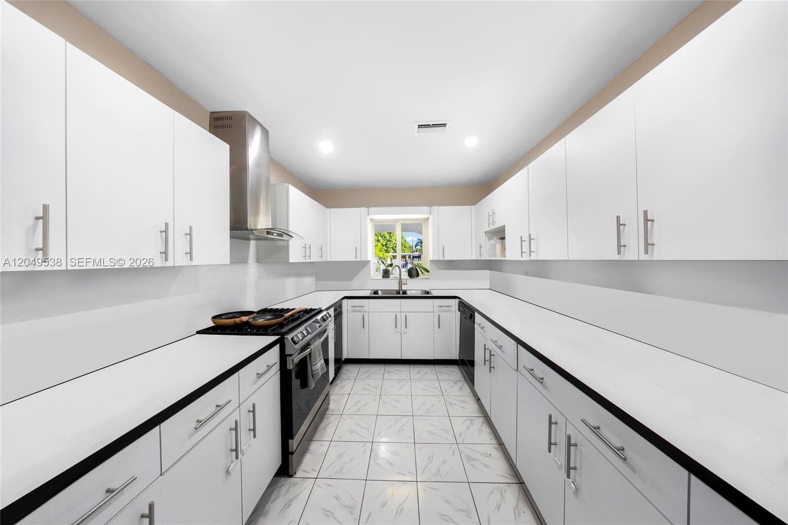 490 W 33rd Pl, Hialeah, FL 33012 photo 10