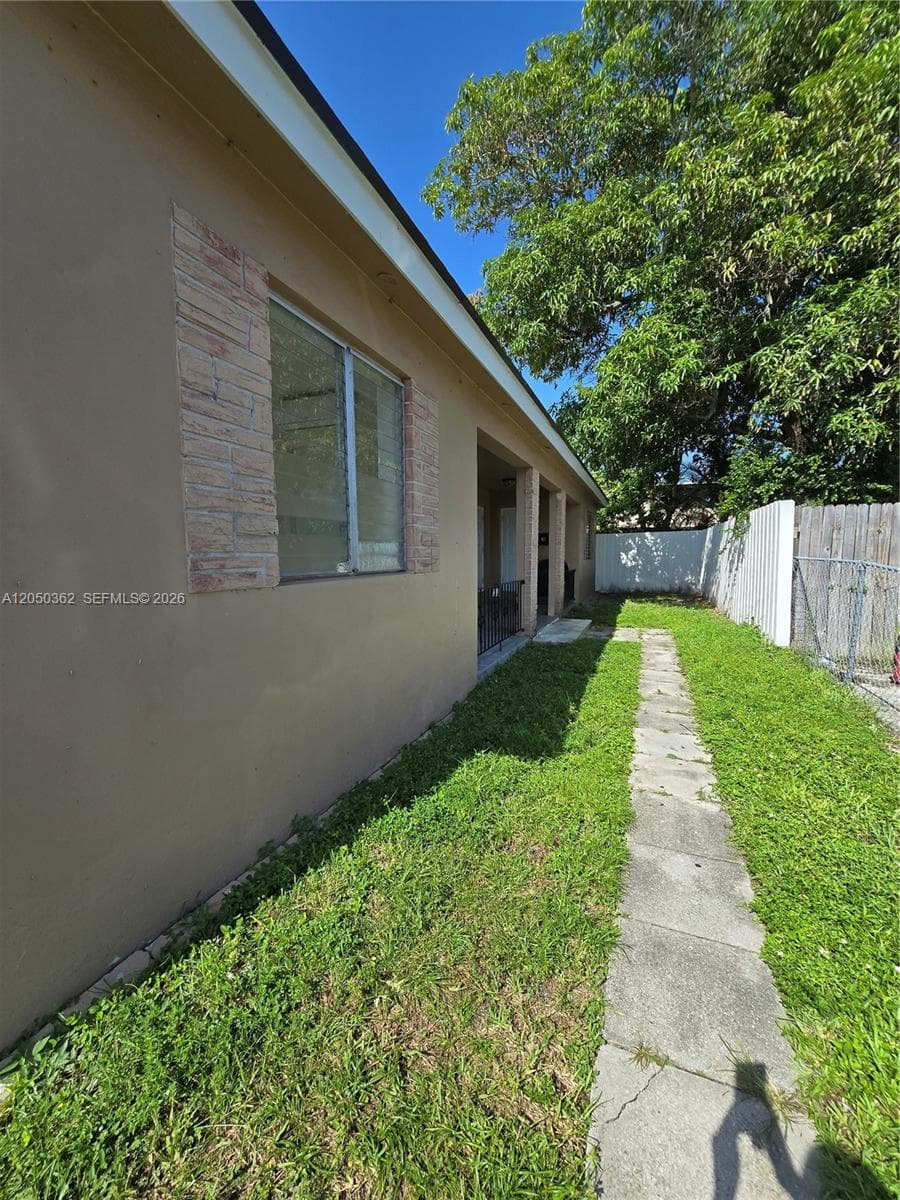 724 SW 7th Ter # 1-2, Hallandale Beach, FL 33009 photo 2