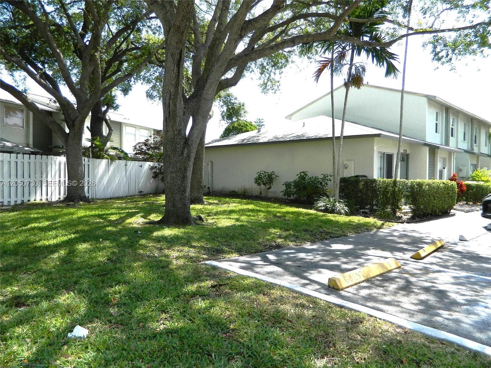 899 Crystal Lake Dr # 899, Deerfield Beach, FL 33064 photo 2