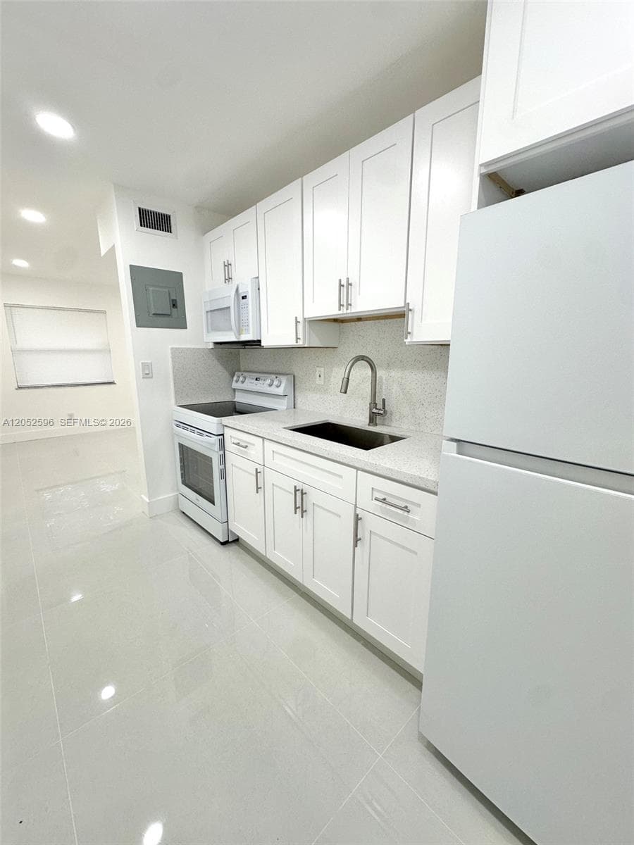 417 NW 7th Ter # 2, Fort Lauderdale, FL 33311 photo 2