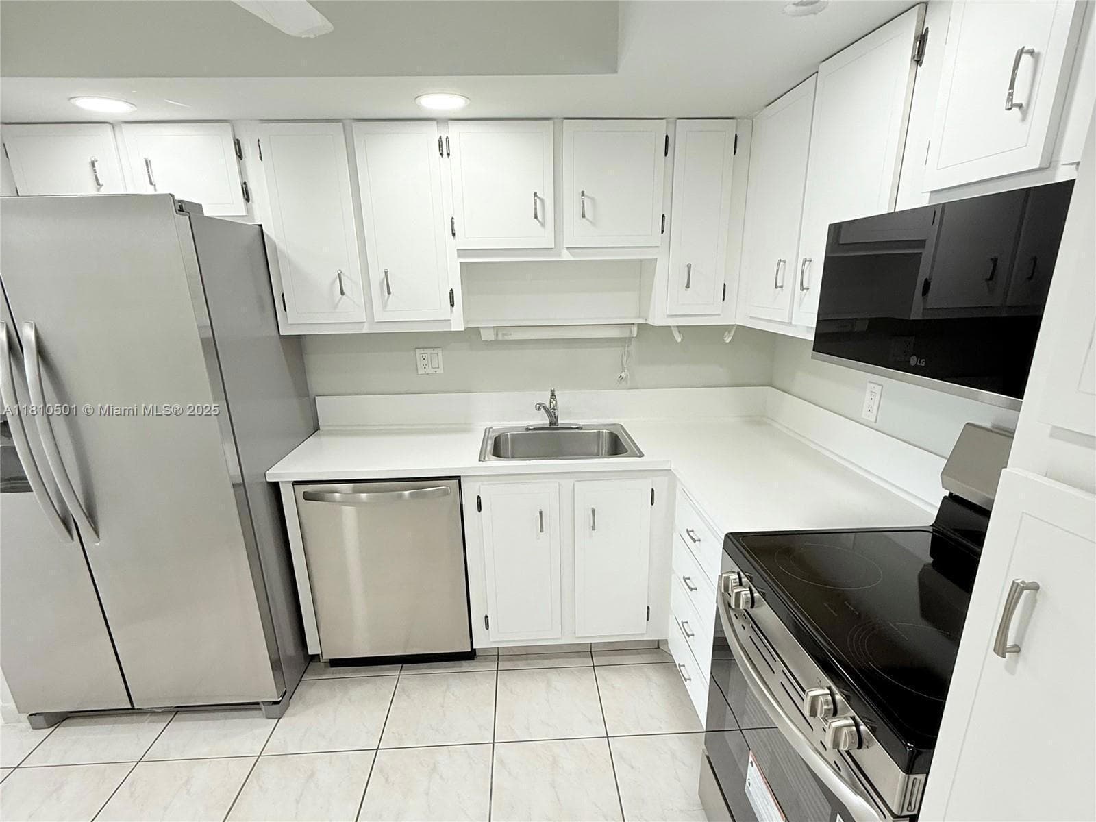 1300 SAINT CHARLES Place # 706, Pembroke Pines, FL 33026 photo 12