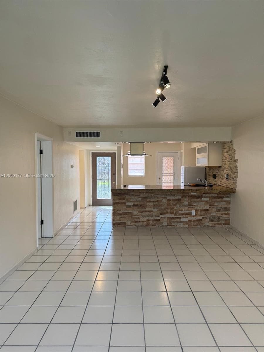 19001 NE 14th Ave # 121, Miami, FL 33179 photo 4