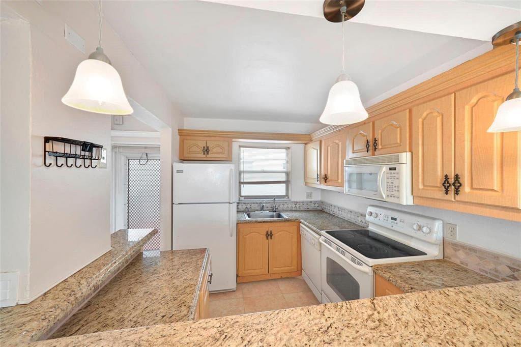 7500 NW 30th Place # 402, Sunrise, FL 33313 photo 4