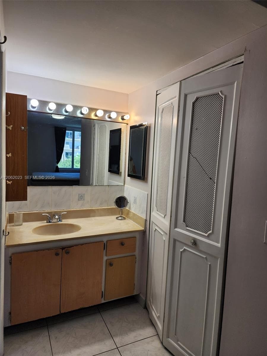 250 180th Dr # 301, Sunny Isles Beach, FL 33160 photo 8