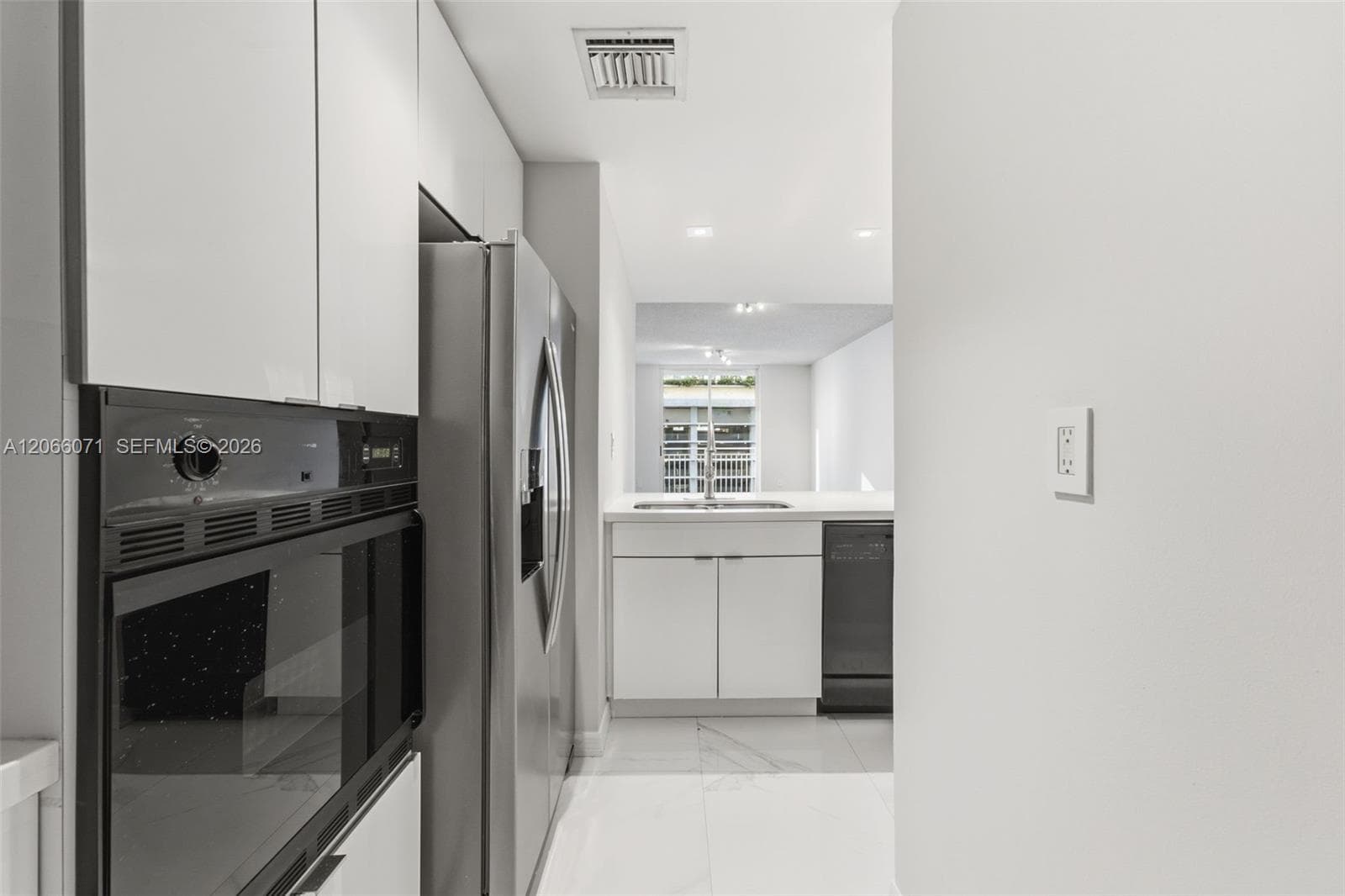 185 SE 14th Ter # 1010, Miami, FL 33131 photo 12