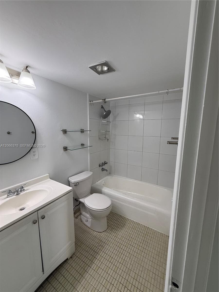 952 NE 199th St # 4K, Miami, FL 33179 photo 9