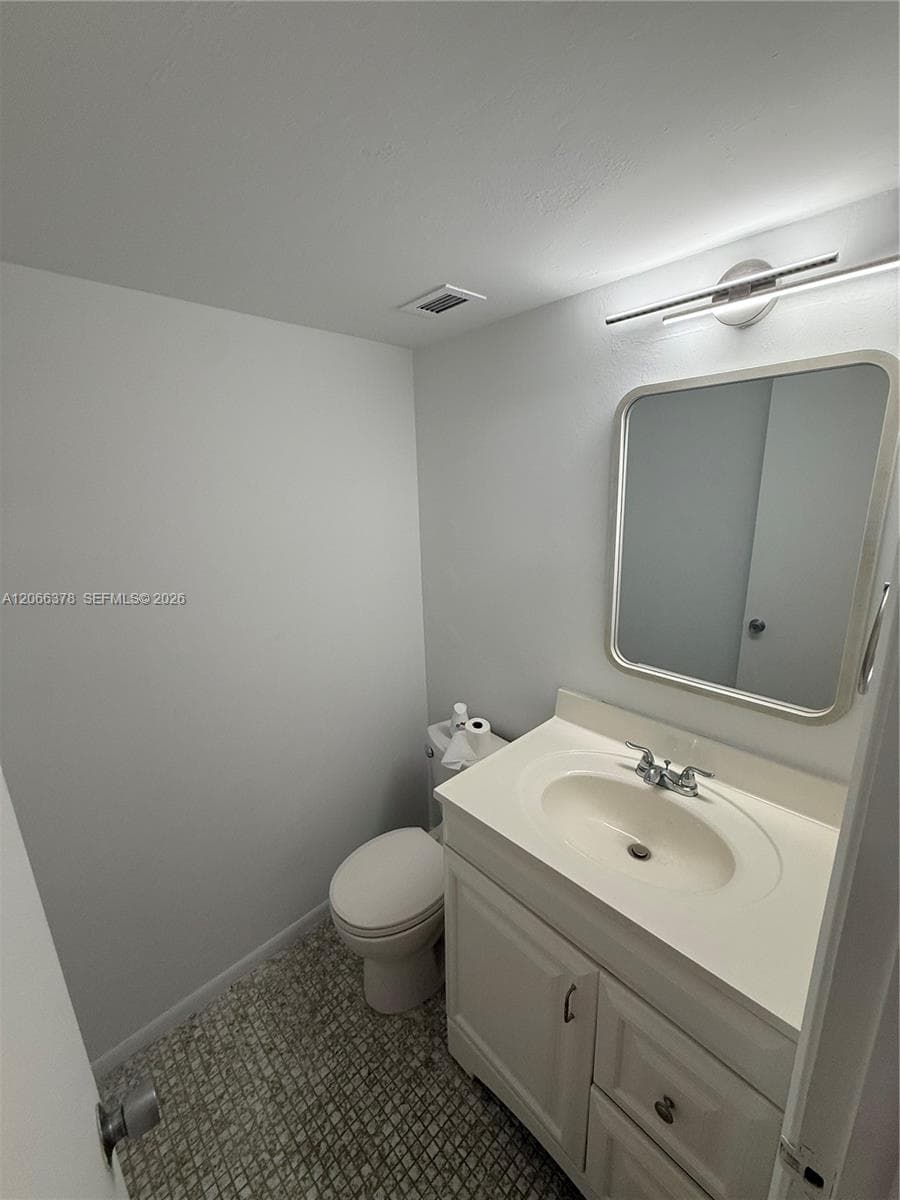 952 NE 199th St # 4K, Miami, FL 33179 photo 8