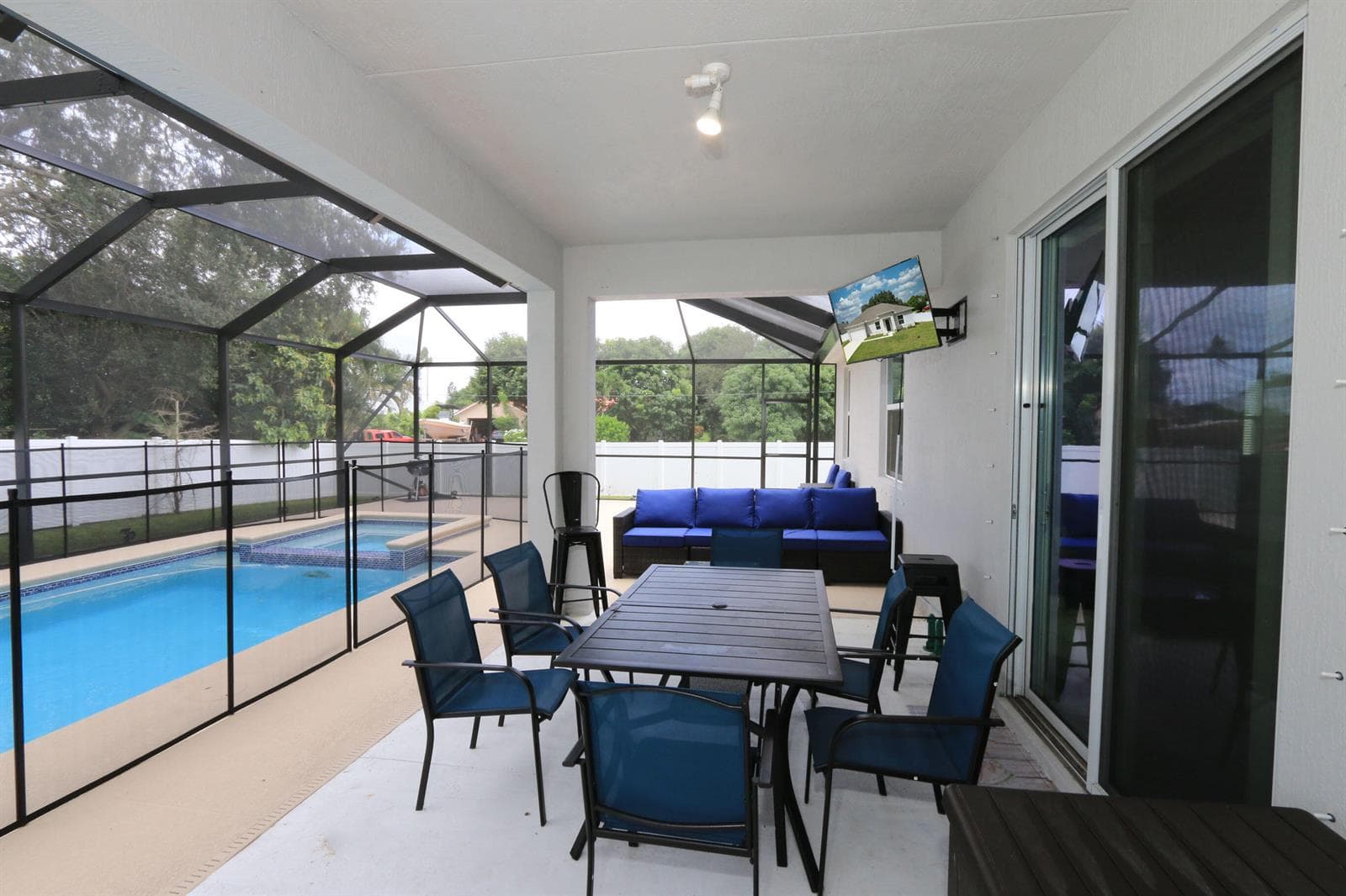 592 SW DAUPHIN Avenue, Port St. Lucie, FL 34953 photo 7