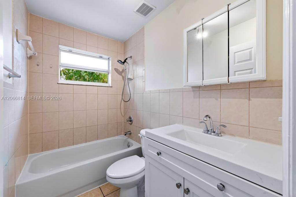 3072 NW 14th St # REAR, Miami, FL 33125