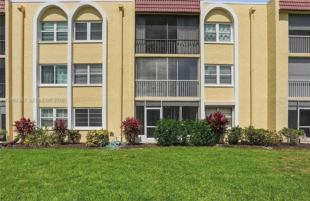1085 Forest Lakes Dr # 8102, Naples, FL 34105