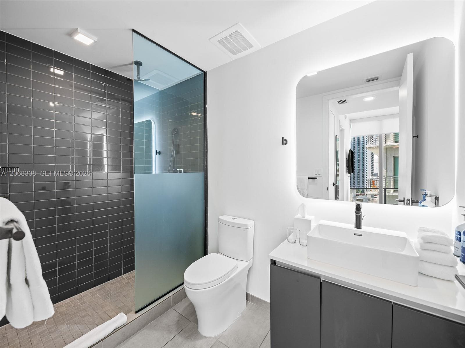 227 NE 2nd St # 2501, Miami, FL 33132 photo 9