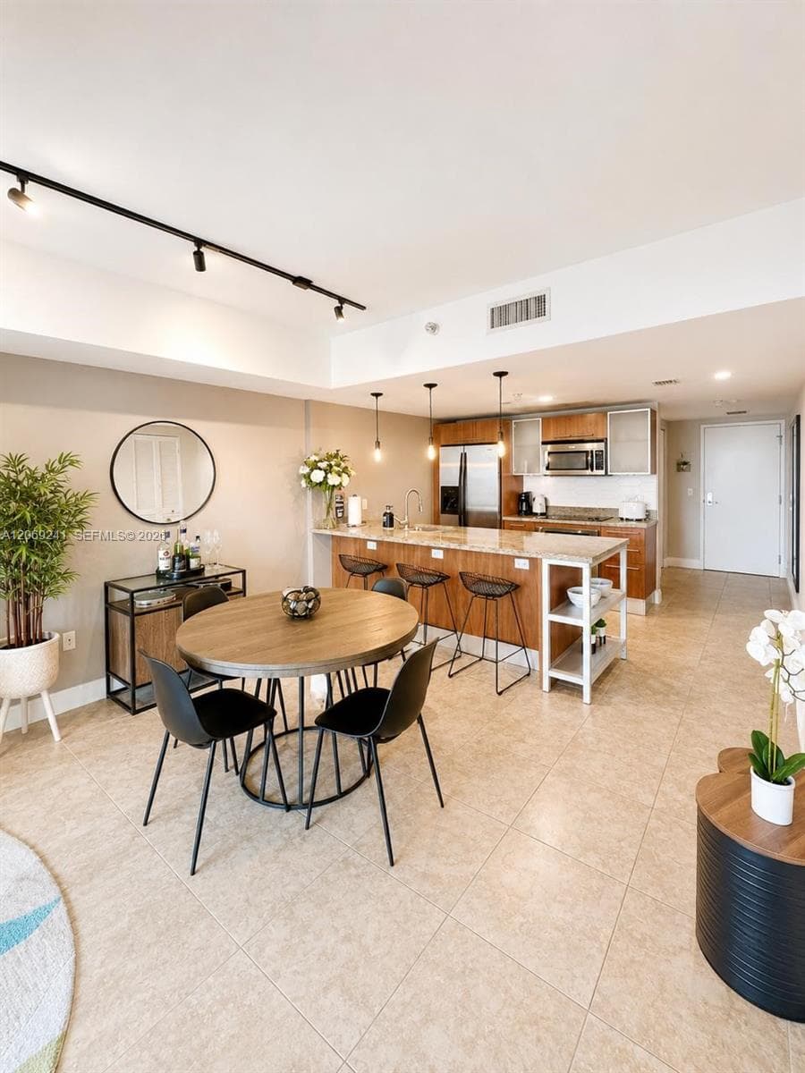 185 SW 7th St # 1505, Miami, FL 33130 photo 6