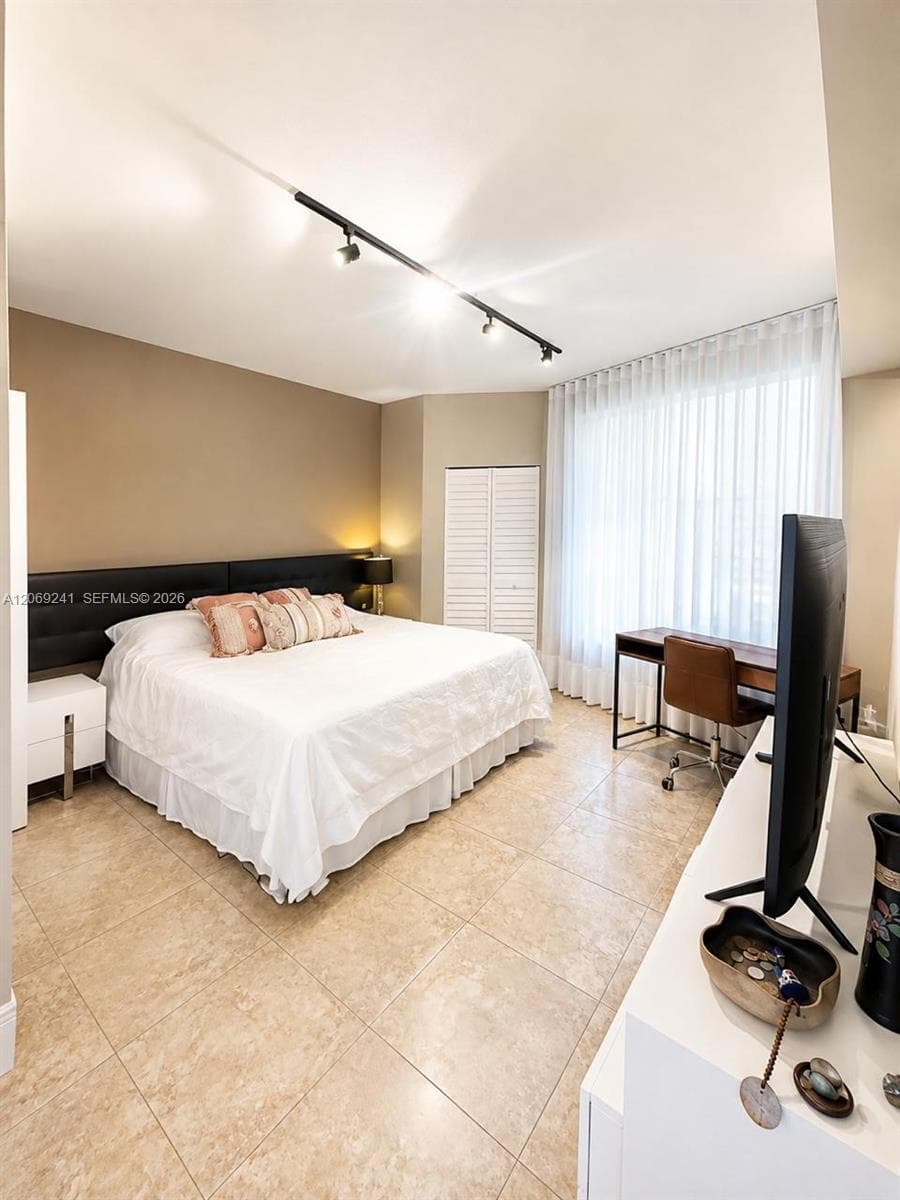 185 SW 7th St # 1505, Miami, FL 33130 photo 9