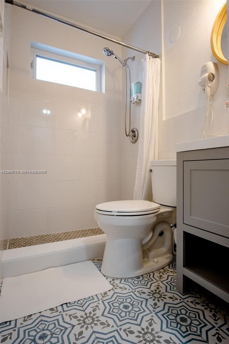 2160 NW 18th Ter, Miami, FL 33125 photo 11