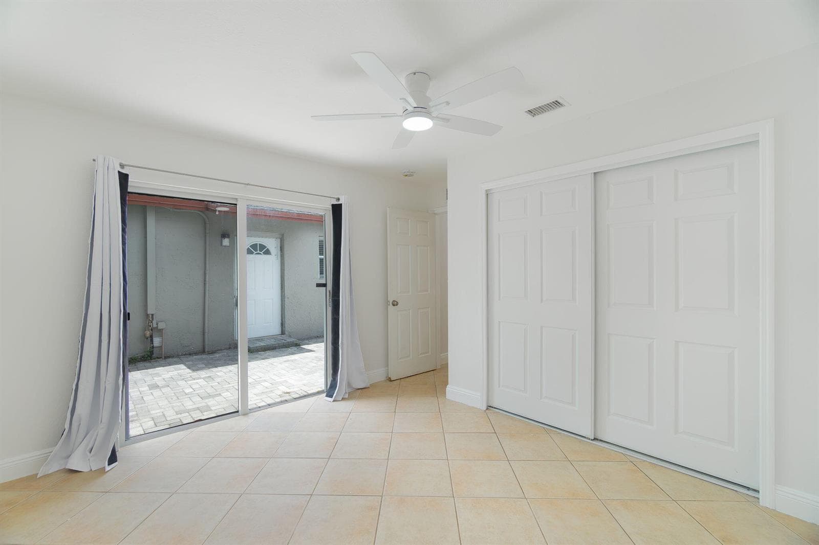 2831 N SEACREST Boulevard # B, Boynton Beach, FL 33435 photo 8