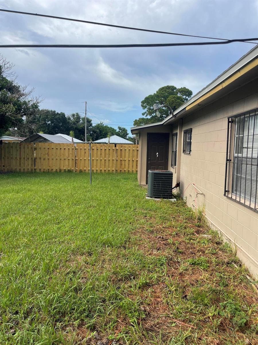 805 N 27TH Street, Fort Pierce, FL 34947 photo 2