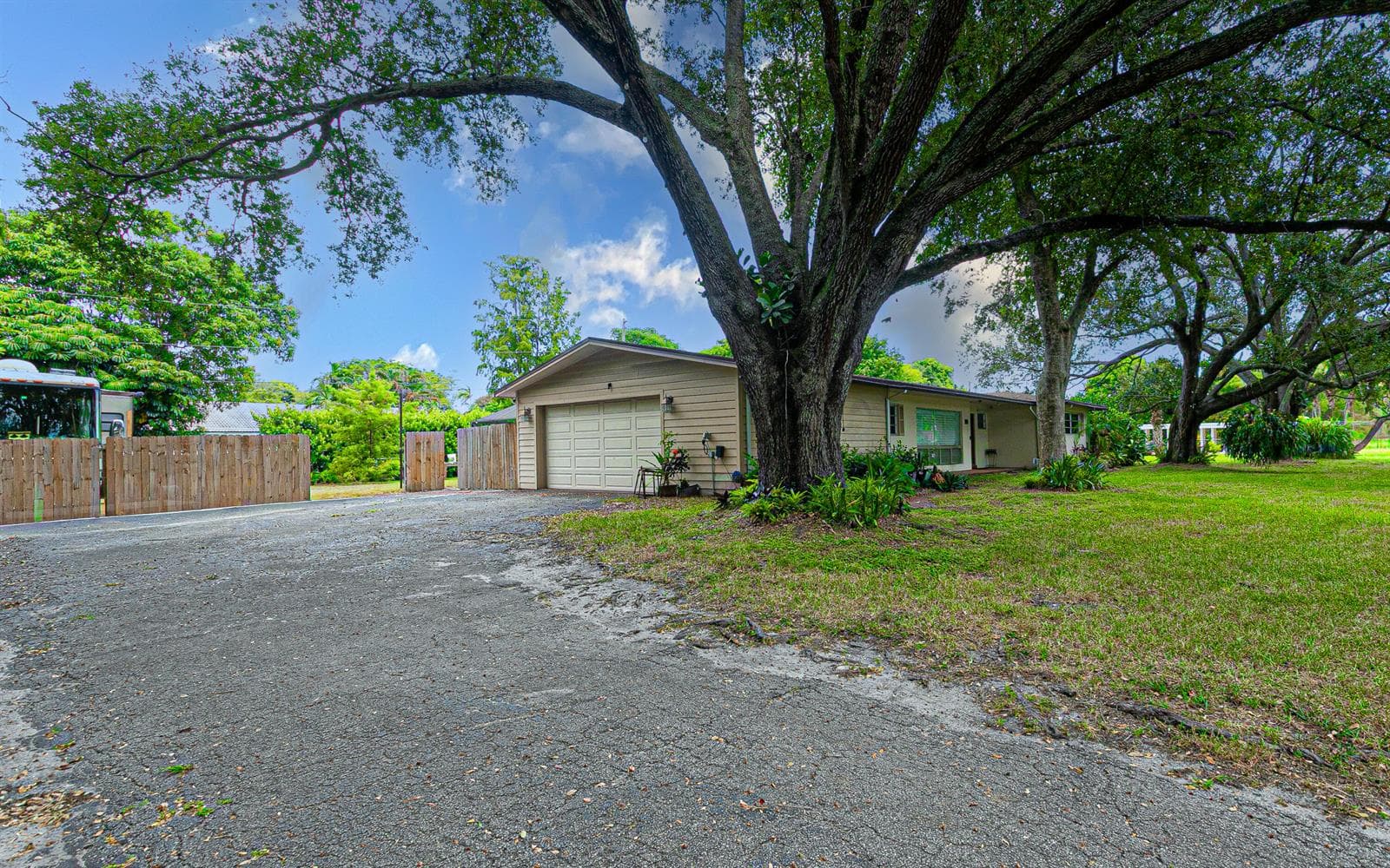 4511 E Country Club Circle, Plantation, FL 33317 photo 12