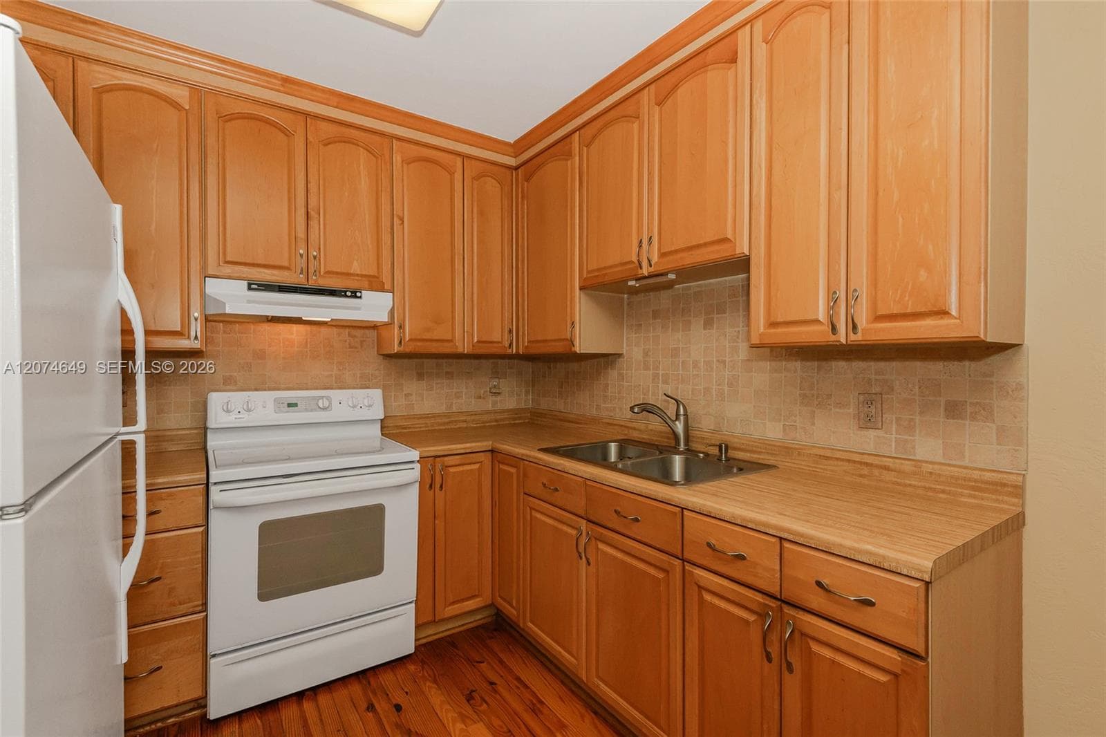 989 Eastward Dr, Miami Springs, FL 33166 photo 6