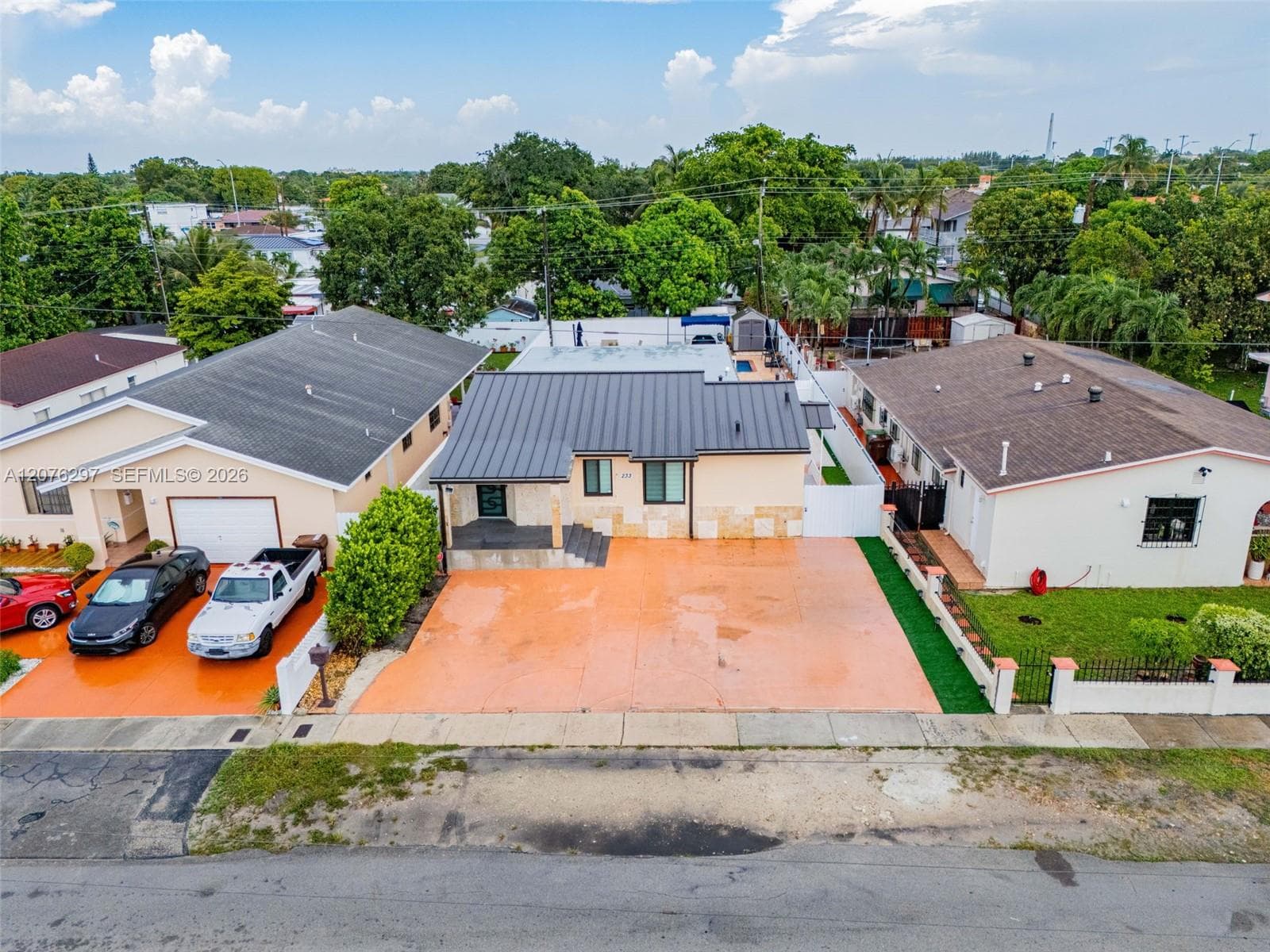 233 W 39th Pl, Hialeah, FL 33012 photo 2