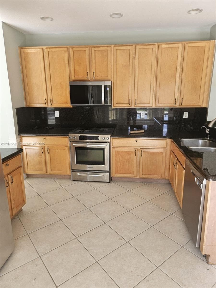 1072 NW 139th Ter, Pembroke Pines, FL 33028 photo 6