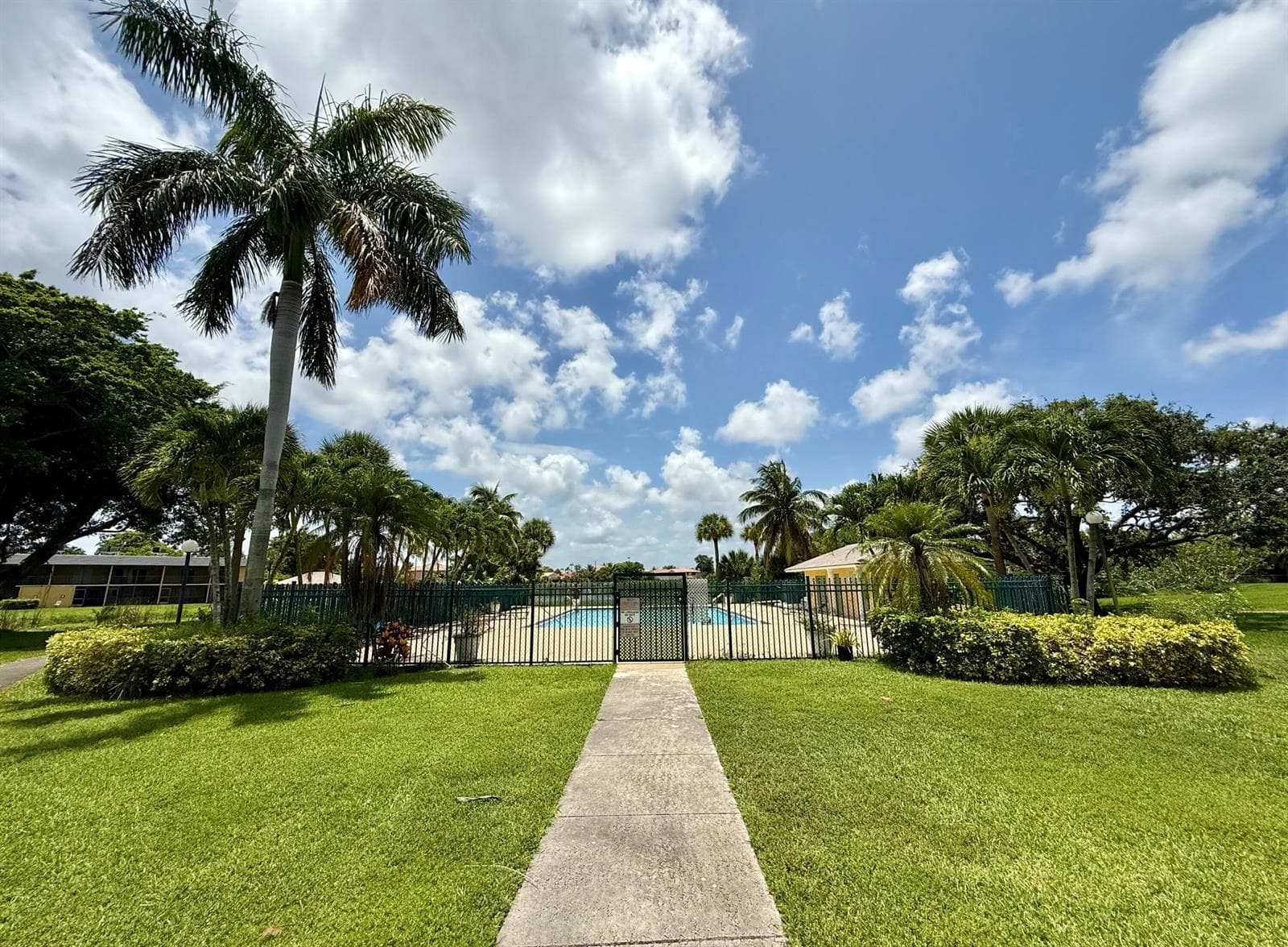 1625 Meadows Circle W, Boynton Beach, FL 33436 photo 12