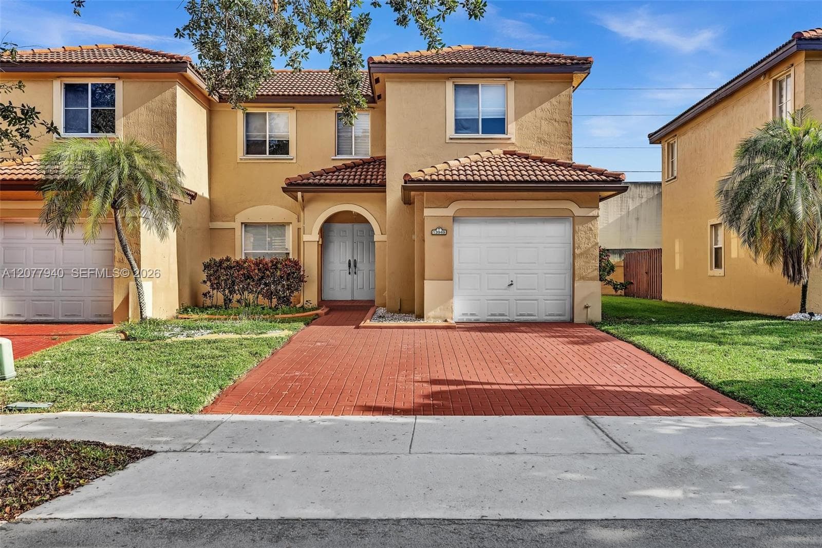 13949 N Forest Oak Cir, Davie, FL 33325