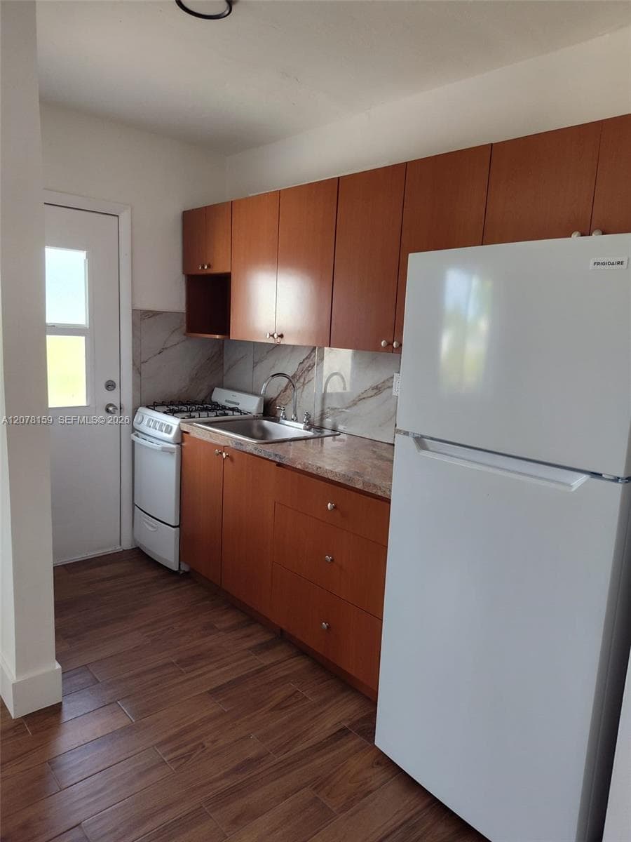 655 Eldron Dr # 26, Miami Springs, FL 33166 photo 8