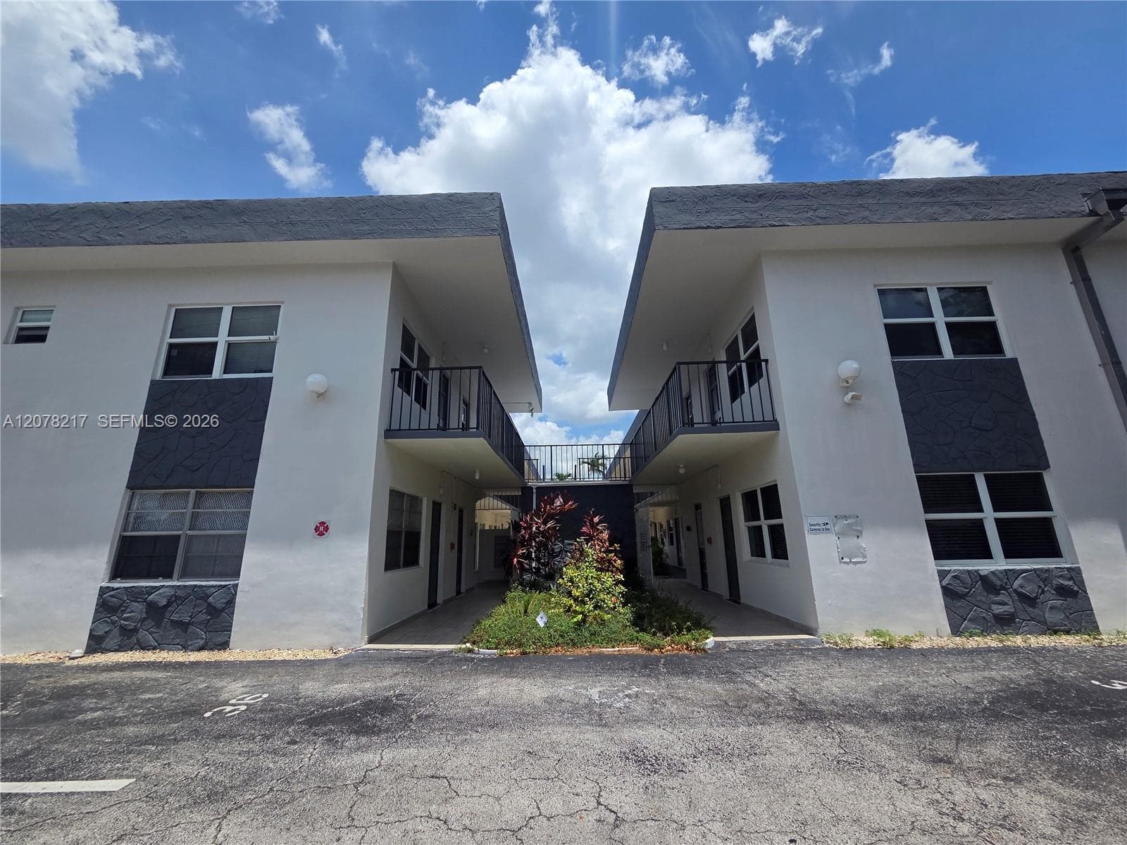 415 NE 2nd St # 105, Hallandale Beach, FL 33009 photo 2